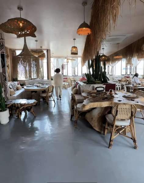 مطعم وسط البحر ليـفنـغ روم مارينـا ويفـز Living Room Lounge